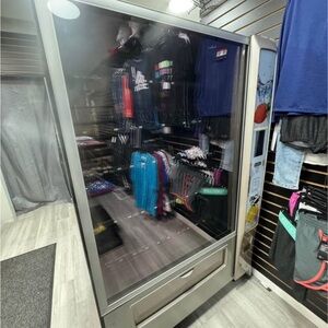 Silver vending machine 472D